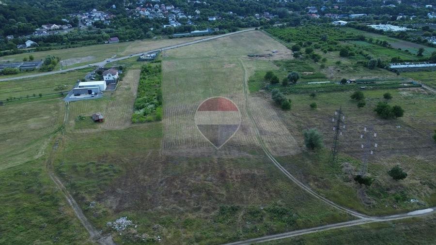 Teren agricol intravilan de 14000 mp, în Central