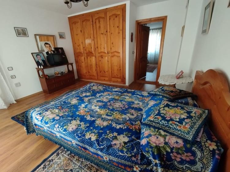 Casă individuală cu 8 camere cu Canalizare în Frătești
