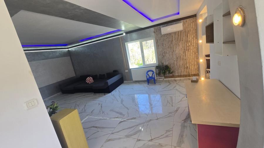 Casă cu 3 camere în Poarta Albă