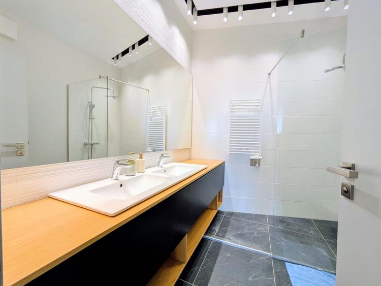 Penthouse cu 4 camere, mobilat în Central