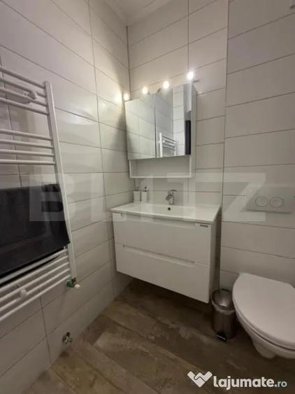 Apartament cu 4 camere semidecomandat în Tractorul
