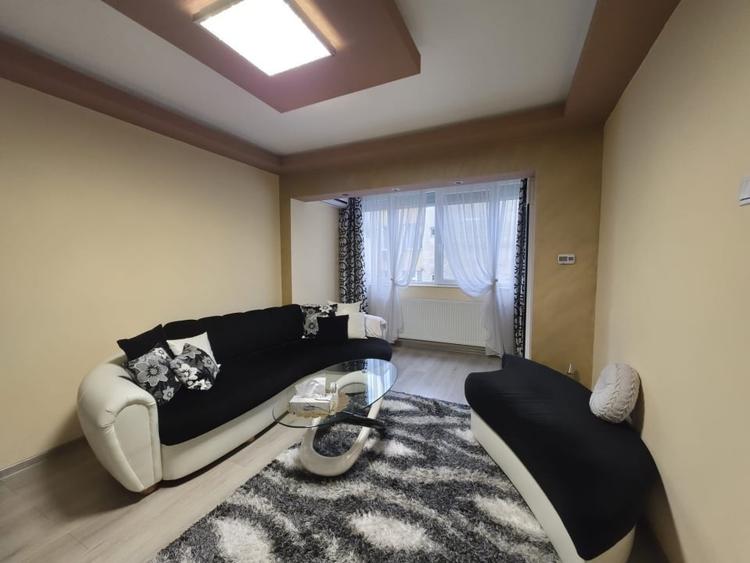 Apartament cu 4 camere semidecomandat, mobilat în Central