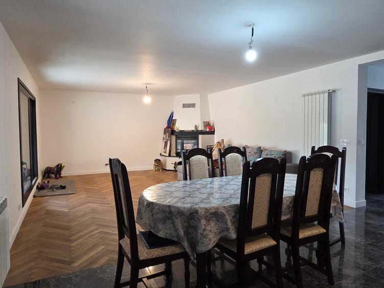 Casă individuală cu 5 camere cu Teren 2867 Mp în Exterior Vest