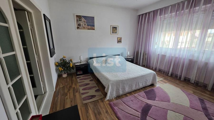 Casă cu 8 camere cu Canalizare în Central