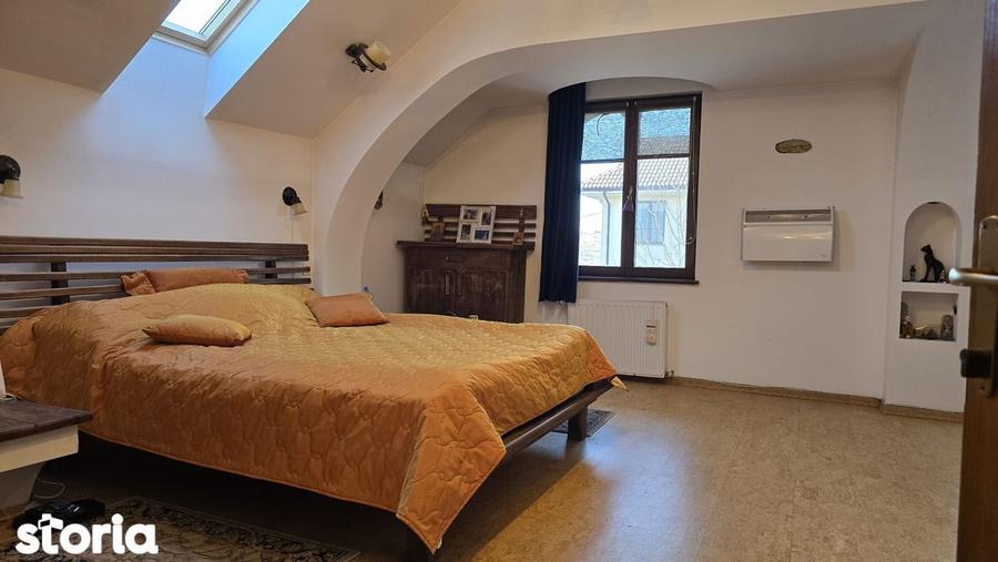 Casă cu 5 camere cu Teren 900 Mp în Zăvoi