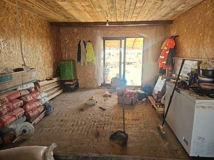 Casă individuală cu 2 camere cu Teren 5600 Mp în Golești