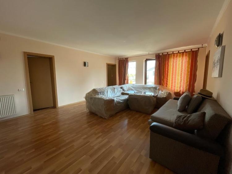 Casă individuală cu 7 camere cu Canalizare în Aradului