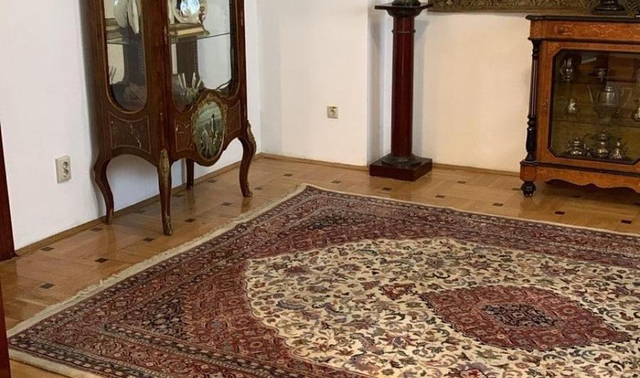 Casă cu 9 camere cu Garaj în Universitate