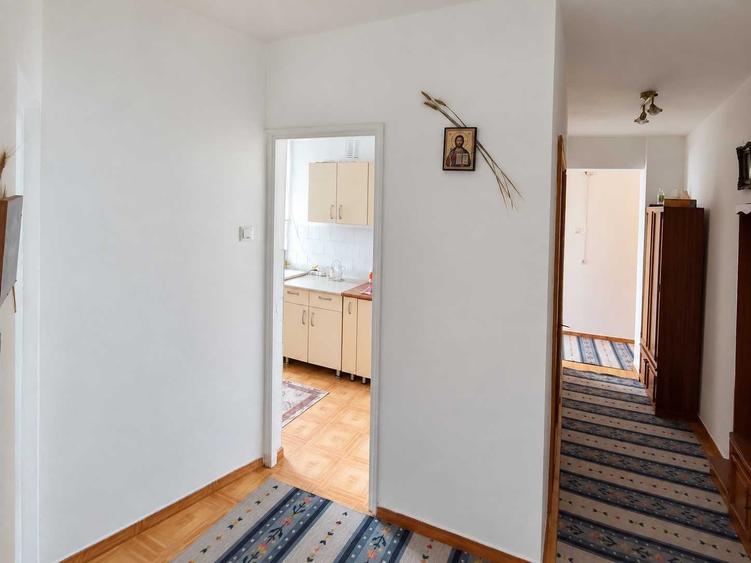 Apartament cu 3 camere decomandat în Central