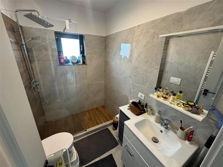 Casă individuală cu 3 camere cu Canalizare în Est