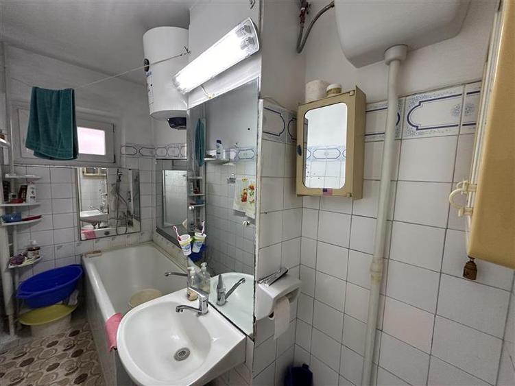 Apartament cu 3 camere semidecomandat în Girocului