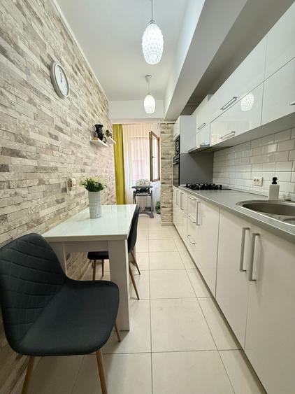 Apartament cu 3 camere semidecomandat în Metalurgiei