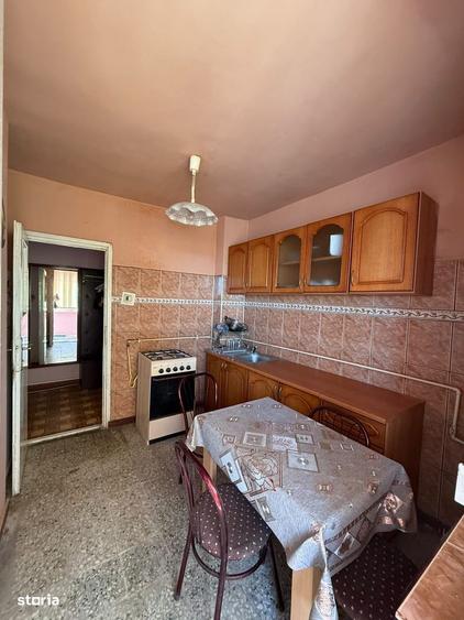 Apartament cu 3 camere decomandat în Girocului