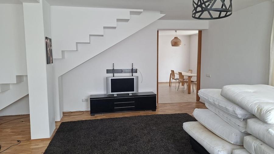 Casă cu 6 camere cu Teren 550 Mp în Corbeanca