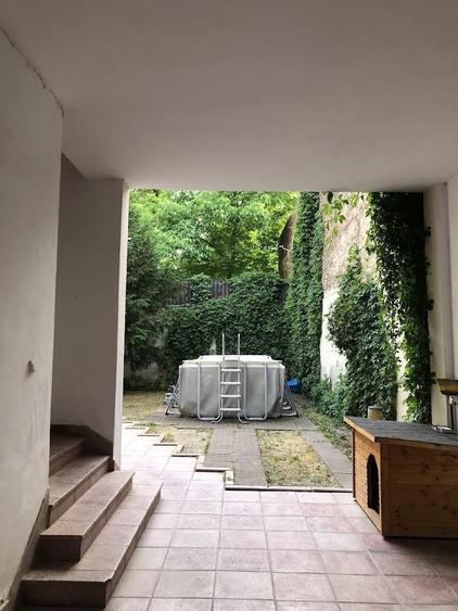 Casă individuală cu 8 camere cu Canalizare în Central