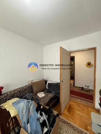 Apartament cu 4 camere semidecomandat în Precista