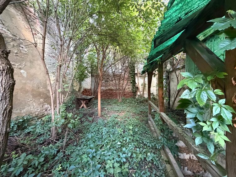 Casă individuală cu 9 camere cu Canalizare în Central