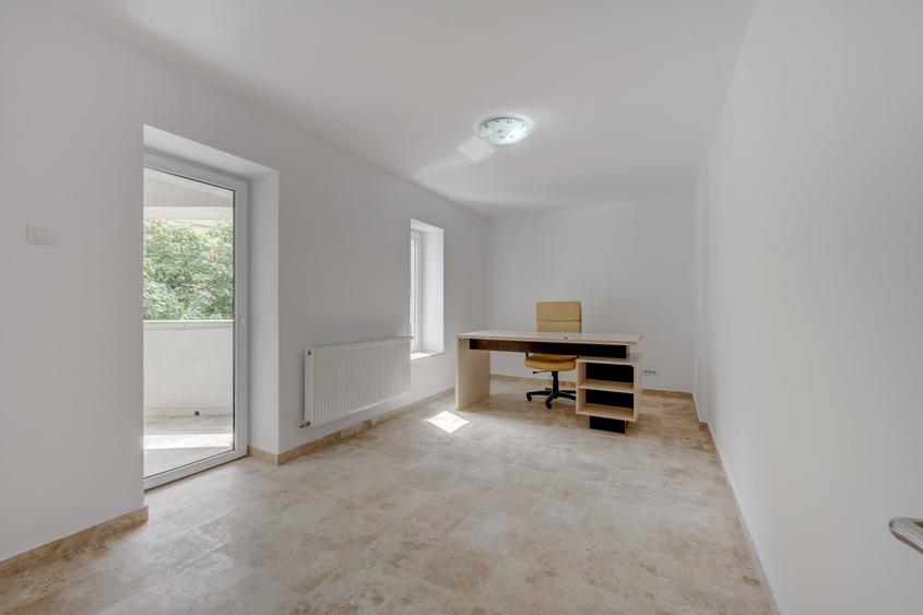 Apartament cu 3 camere decomandat în Drumul Sării