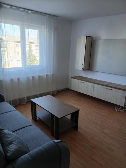 Apartament cu 2 camere semidecomandat în Micro 6