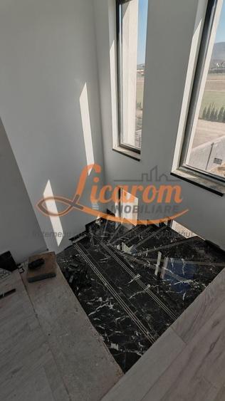 Casă individuală cu 4 camere cu Canalizare în Cristian