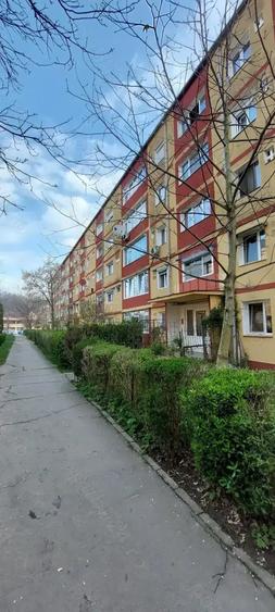 Apartament cu 3 camere semidecomandat în Govândari