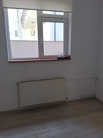 Casă cu 8 camere cu Canalizare în Tineretului