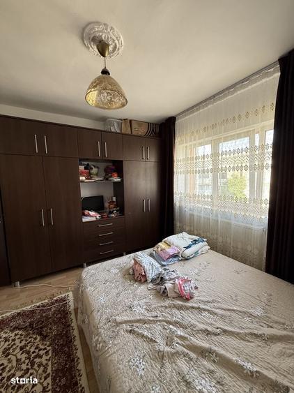 Apartament cu 2 camere semidecomandat în Craiovița Nouă