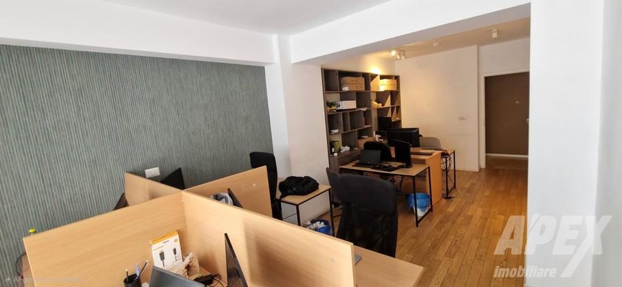 Apartament cu 3 camere semidecomandat, mobilat în Dacia