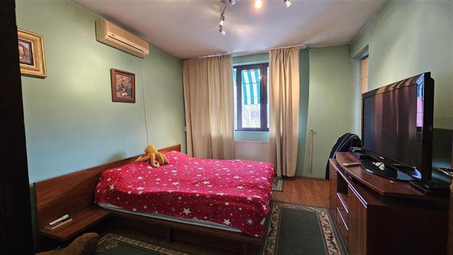 Casă individuală cu 8 camere cu Canalizare în Girocului