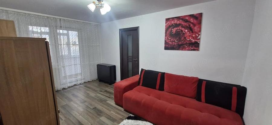 Apartament cu 3 camere semidecomandat în Casa de Cultură