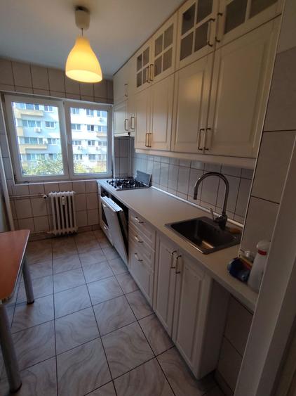 Apartament cu 3 camere semidecomandat în Bucureștii Noi
