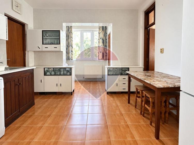 Casă individuală cu 6 camere cu Teren 610 Mp în Bran