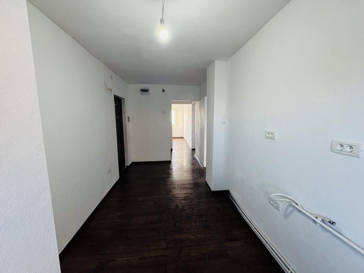 Apartament cu 3 camere decomandat în Lipovei