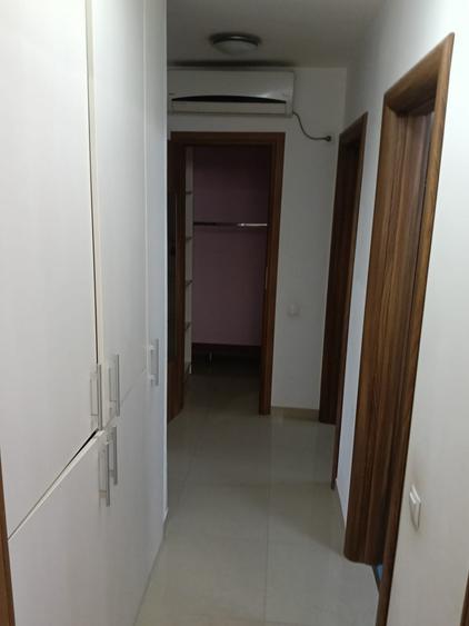 Apartament cu 3 camere semidecomandat, mobilat în Titan