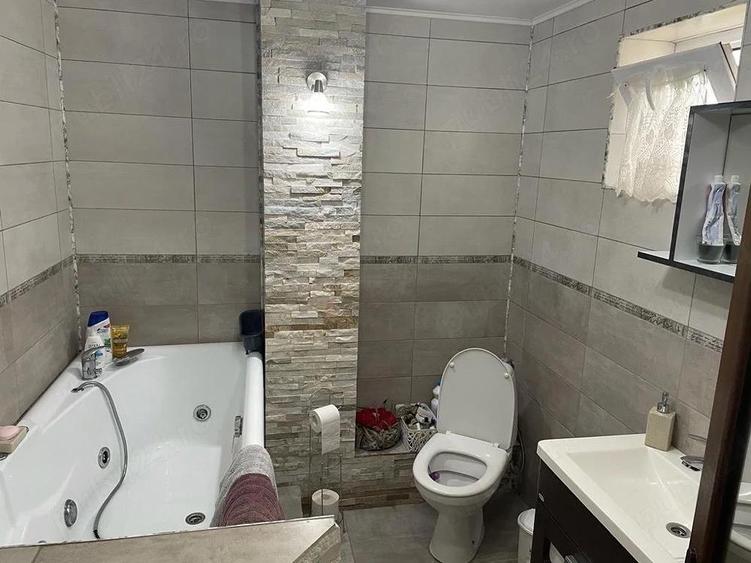 Apartament cu 3 camere decomandat în Teilor