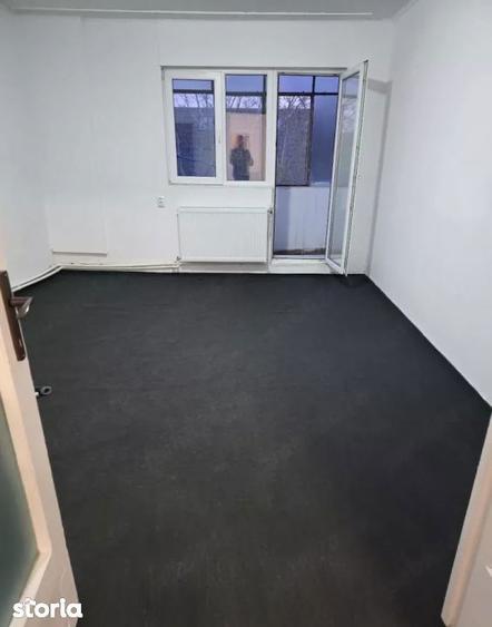Apartament cu 3 camere semidecomandat în Ștefan cel Mare