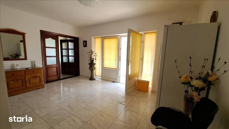Casă cu 8 camere cu Teren 560 Mp în Central