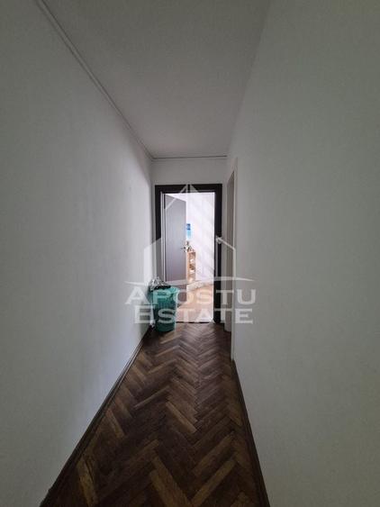 Apartament cu 3 camere semidecomandat, mobilat în Circumvalațiunii