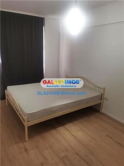 Apartament cu 3 camere semidecomandat, mobilat în Central