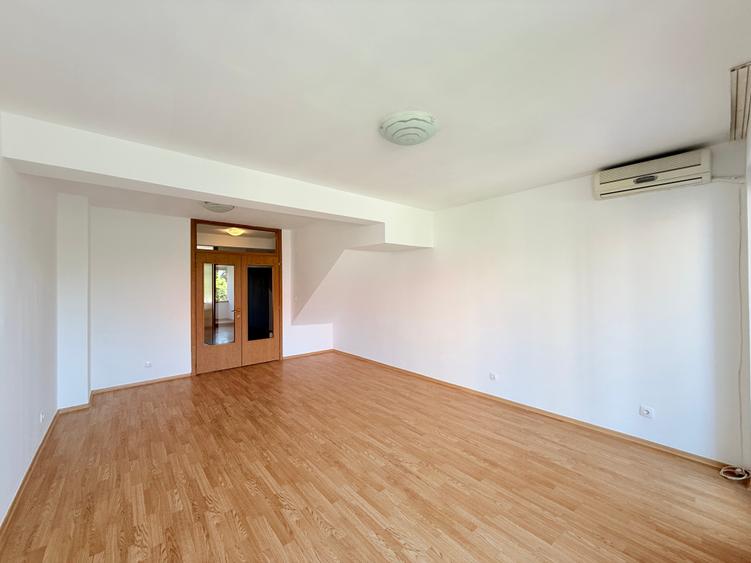 Apartament cu 4 camere decomandat în Lacul Morii