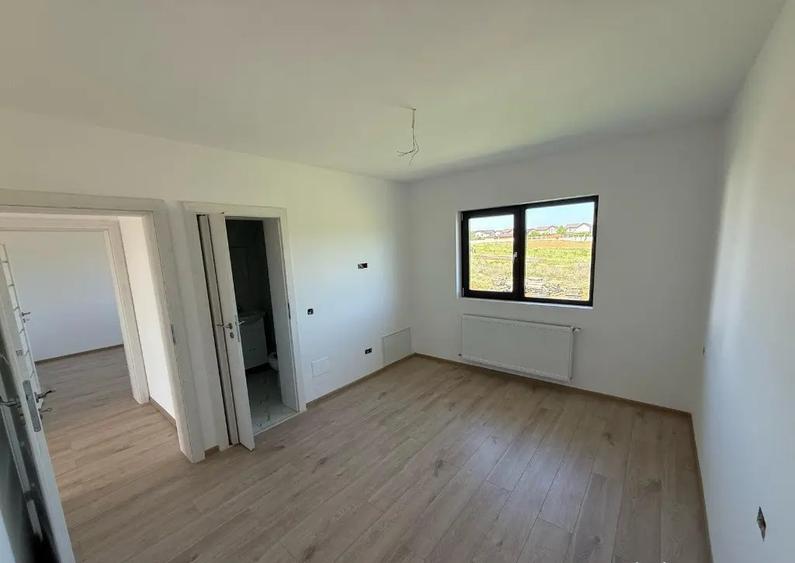 Casă cu 5 camere cu Teren 490 Mp în Păulești