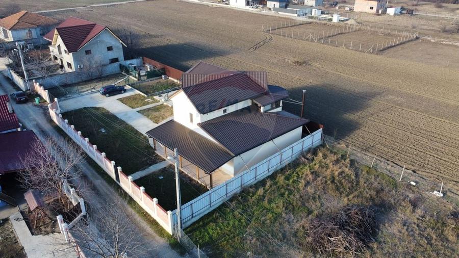 Casă individuală cu 5 camere cu Canalizare în Golești