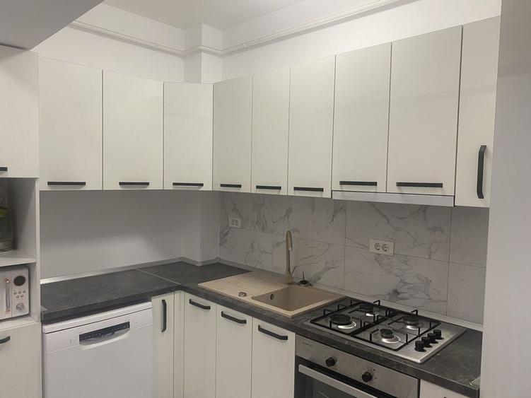 Apartament cu 4 camere decomandat în Central
