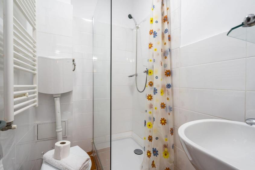 Casă individuală cu 18 camere cu Canalizare în Centrul Civic