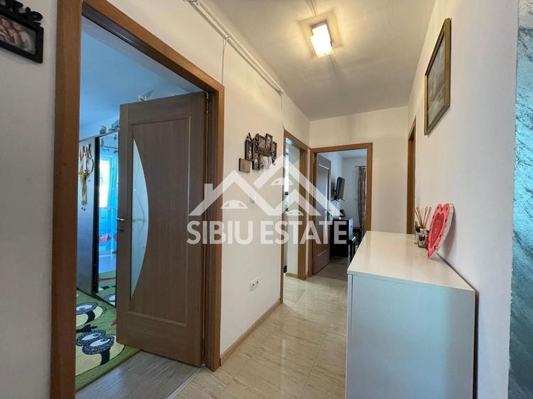 Apartament cu 3 camere decomandat, mobilat în Șelimbăr