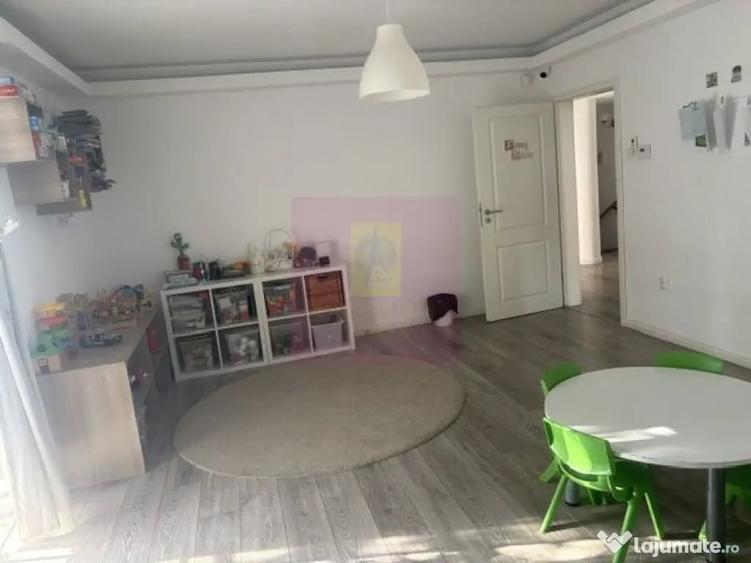Casă cu 10 camere cu Teren 446 Mp în Drumul Sării
