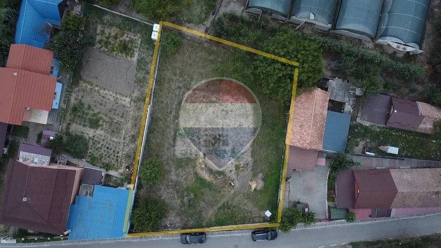 Teren de 800 mp, în Cornești