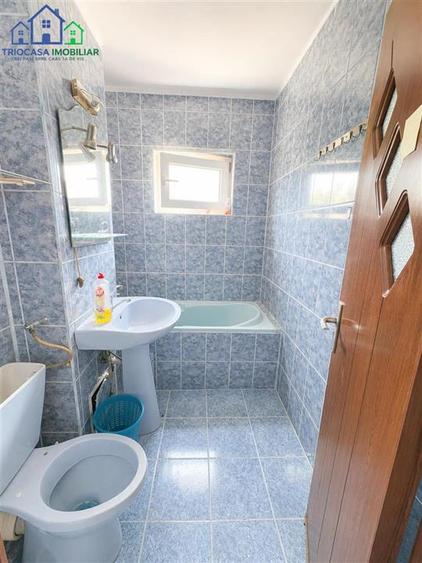 Apartament cu 3 camere semidecomandat în Rovine