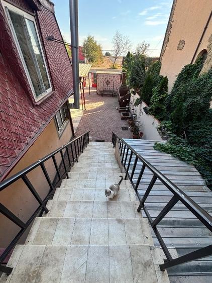 Casă cu 7 camere cu Teren 798 Mp în Costi