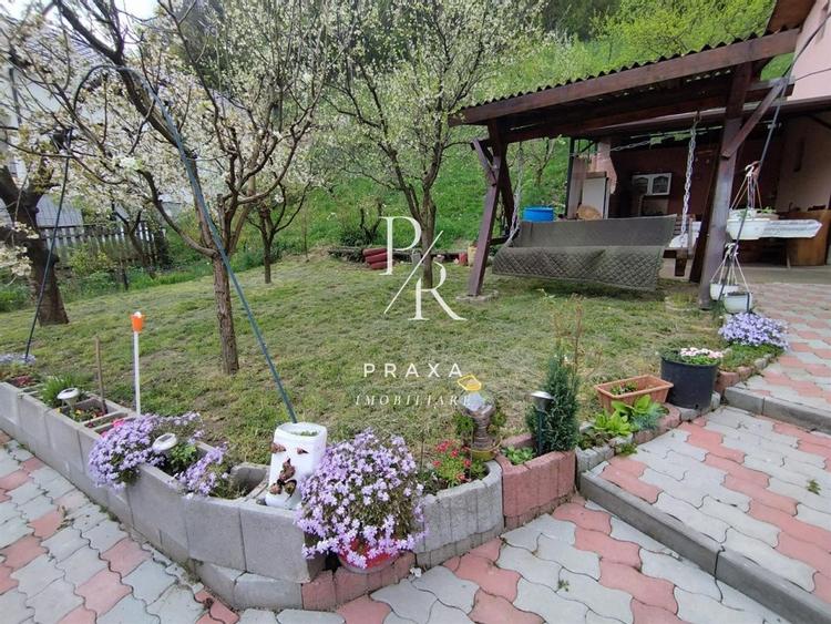 Casă individuală cu 6 camere cu Teren 1300 Mp în Tăuți